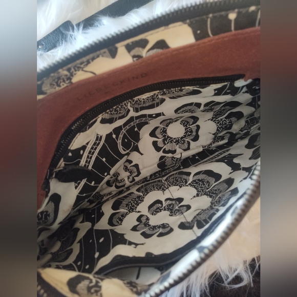 Elegant Black Crossbody Bag - Picture 3 of 4